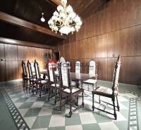 Speisesaal mit Holzdecke und Vertäfelung, massiver Tisch auf der Ľ. Podjavorinská, beeindruckendes Gebäude.