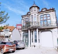 Das Gebäude in der Ľ. Podjavorinská-Straße in Trnava mit einem verzierten Balkon und einer dekorativen Fassade.