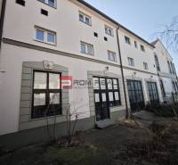 An der Straße Ľ. Podjavorinská befindet sich ein Gebäude mit großen Fenstern und historischen Details.