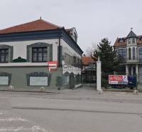 Das Gebäude in der Ľ. Podjavorinská-Straße, zum Verkauf ausgeschrieben, mit Architektur im historischen Stil.