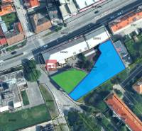 Grundstück in der Ľ. Podjavorinská-Straße, umrandet von einer blauen Fläche, neben dem Gebäude und der Kollárová-Straße.