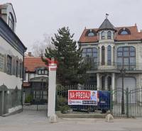 Gebäude in der Ľ. Podjavorinská-Straße im Ausstellungsstil mit der Aufschrift 