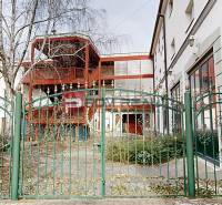 Der Garten vor dem Gebäude in der Ľ. Podjavorinská-Straße in Trnava, mit einem grünen Metallzaun.