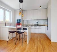 Küche in einer 2-Zimmer-Wohnung mit geräumiger Küchenzeile und Holzboden.