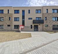 Mehrfamilienhaus in der Pezinok-Straße in Pezinok, das 2-Zimmer-Wohnungen mit unterschiedlicher Fassade anbietet.