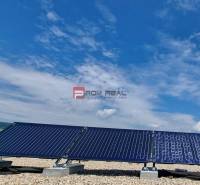 Solarmodule vor blauem Himmel. In der Straße Pezinok wartet eine 2-Zimmer-Wohnung auf einen neuen Besitzer.