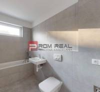 Badezimmer in einer 2-Zimmer-Wohnung mit Badewanne und Waschbecken in neutraler Farbgestaltung.