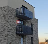 Die Fassade des Gebäudes in der Straße in Pezinok mit einem Balkon für eine 2-Zimmer-Wohnung.