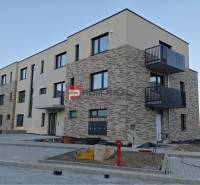 Neubau mit Ziegelverkleidung in der Straße in Pezinok umfasst 2-Zimmer-Wohnungen.