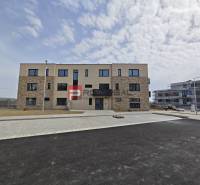 Neubau in der Straße Pezinok in der Stadt Pezinok, der eine Zweizimmerwohnung anbietet.