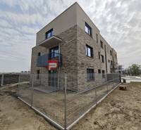 Außenbereich eines Neubaus in Pezinok in der Pezinska-Straße mit 2-Zimmer-Wohnungen.