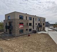 Neubau in der Straße in Pezinok, der 2-Zimmer-Wohnungen mit interessanter Architektur anbietet.