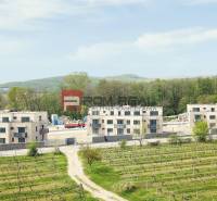 Neubauten umgeben von Natur in der Straße Pezinok in Pezinok, geeignet für eine 2-Zimmer-Wohnung.