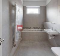 Badezimmer in einer 2-Zimmer-Wohnung mit Waschbecken, Toilette und Fenster für natürliches Licht.