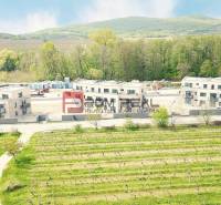 Pezinok, Pezinok: Bau neuer Gebäude mit Garten und Weinberg in der Nähe des Waldes.