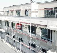Gebäude an der Limbašská-Straße in Pezinok während des Baus von 3-Zimmer-Wohnungen mit Gerüst.