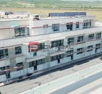 Ein Gebäude in der Limbašská-Straße in Pezinok, das im Bau ist, mit Blick auf die Umgebung.