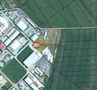 Luftaufnahme der Produktionsanlagen in Pezinok, umgeben von landwirtschaftlicher Landschaft.