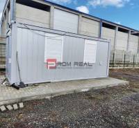 Produktionsräume in Pezinok mit einem Montagebau auf einer befestigten Fläche.