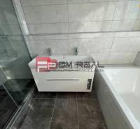 Badezimmer mit Badewanne und Dusche in einer 4-Zimmer-Wohnung.