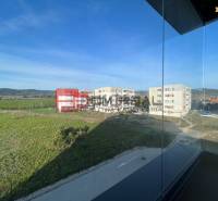 Blick aus einer 4-Zimmer-Wohnung in der Obchodná-Straße in Pezinok auf die Umgebung und Gebäude.