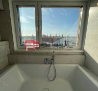 Badezimmer mit Badewanne und Fenster in einer 4-Zimmer-Wohnung.