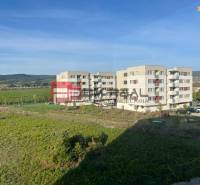 Wohnhäuser in der Obchodná-Straße in Pezinok mit Blick auf die umliegende Natur.