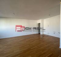 Geräumiges Interieur einer 4-Zimmer-Wohnung mit Holzboden und weißen Wänden.