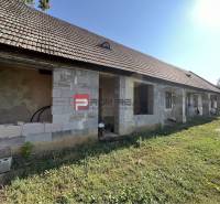 Unvollendeter Bau auf einem Wohngrundstück, Hauptstraße, Viničné.