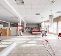 Der Innenraum eines Gebäudes mit Möbeln, einem roten Sofa, einem Bett und Tischen mit Dokumenten.