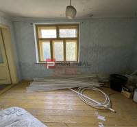 Ein Raum mit Holzboden, alte Türen, Baumaterial, dient zur Renovierung. Grundstücke - Wohnen.