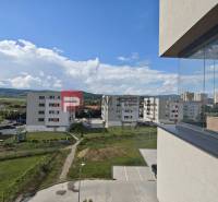 Blick vom Balkon einer 4-Zimmer-Wohnung in der Obchodná-Straße in Pezinok, Aussicht auf die Siedlung.
