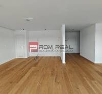 Ein geräumiges Zimmer mit Holzboden in einer 4-Zimmer-Wohnung, bereit zur Einrichtung.