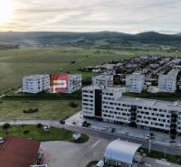 Luftaufnahme eines Viertels mit 4-Zimmer-Wohnungen in der Obchodná-Straße in Pezinok.
