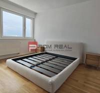 Helles Schlafzimmer mit Holzboden und Bett in einer 4-Zimmer-Wohnung.