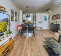Innenraum eines Einfamilienhauses mit Esszimmer, Wohnzimmer und Treppe, in hellen Farben gehalten.