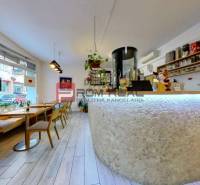 Stilvolles Interieur mit Bartresen und Holzmöbeln, Geschäftsräume.