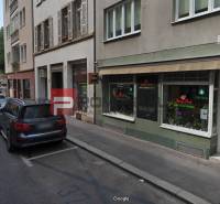 Grösslingova-Straße in Bratislava mit geparkten Autos und Geschäftsräumen.