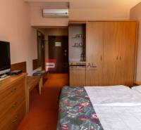 Ein Zimmer im Hotel und in Pensionen mit Fernseher, Schrank und Doppelbett.
