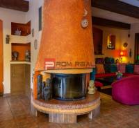 Interieur mit Kamin, bequemen Sitzgelegenheiten und Dekorationen in Hotels und Pensionen.