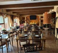 Restaurant mit Holzdecken, Blumendekoration und Kamin, Kategorie Hotels und Pensionen.