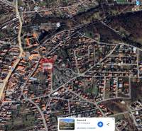 Luftaufnahme der Straße Bazová in Stupava, mit Fokus auf Grundstücke - Wohnen.