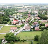 Luftaufnahme von Häusern und Grünflächen in der Gemeinde Marianka in der Straße Na Tálkoch. Grundstücke - Wohnen.