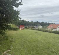 Baugrundstück in Marianka in der Straße Na Tálkoch mit Blick auf die Häuser.
