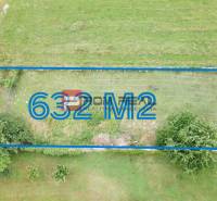 Grundstücke - Wohnen, 632 m² in Marianka, Na Tálkoch, umgeben von Grün und einer Straße.