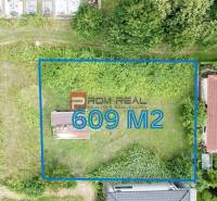 Luftaufnahme von Grundstücken - Wohnen in Marianka auf Na Tálkoch, mit einer Fläche von 609 m².