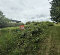 Ein Baugrundstück in Marianka in der Straße Na Tálkoch, umgeben von Grünflächen und Rasen.