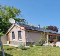 Einfamilienhaus mit Terrasse auf Wohnbaugrundstücken in Marianka in der Straße Na Tálkoch.
