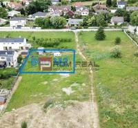 Grundstücke - Wohnen in Marianka auf Na Ovsisku, mit einer Fläche von 800 m², umgeben von Grünflächen und Häusern.