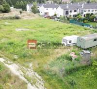 Grundstücke - Wohnen in Marianka auf Na Ovsisku, Grasgelände mit Wohnwagen.